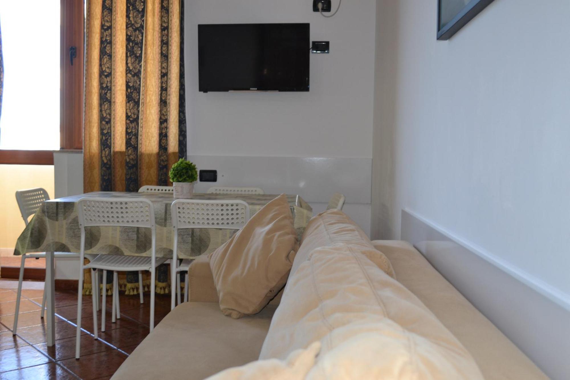Central 5 Bedrooms Apartment Partial Seaview Вльора Екстер'єр фото