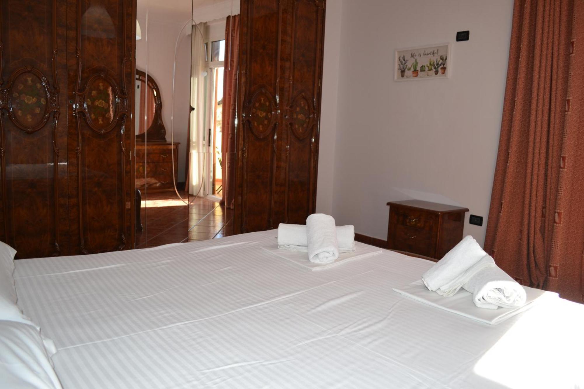Central 5 Bedrooms Apartment Partial Seaview Вльора Екстер'єр фото