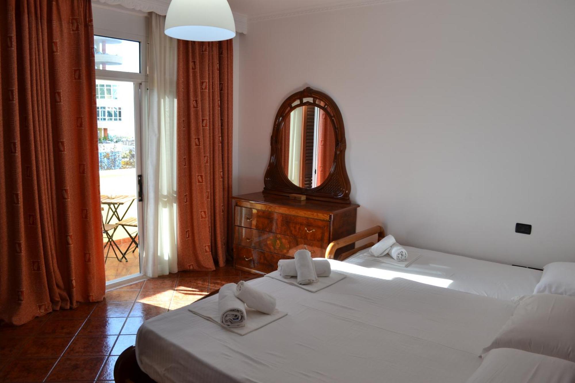 Central 5 Bedrooms Apartment Partial Seaview Вльора Екстер'єр фото