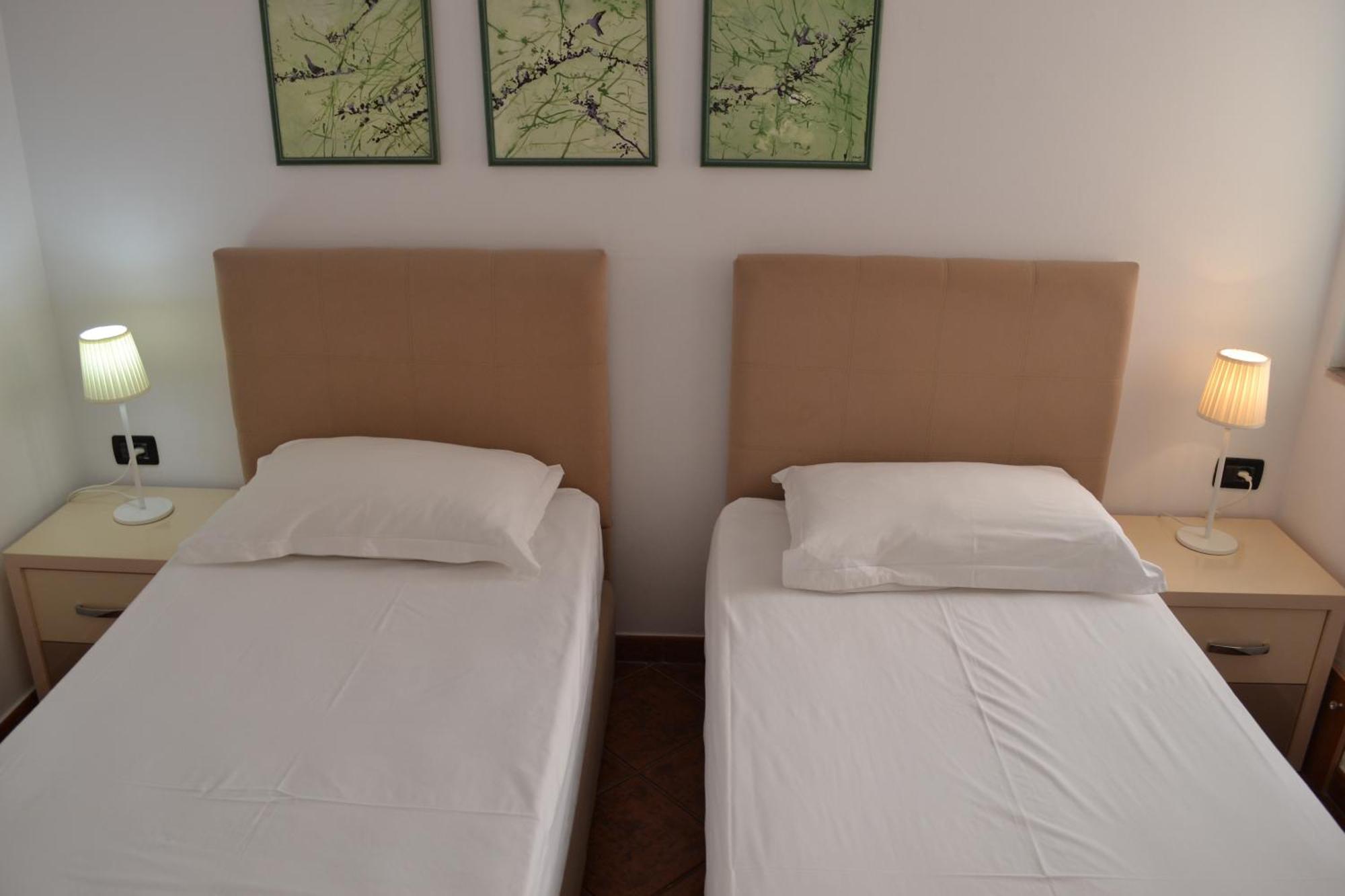Central 5 Bedrooms Apartment Partial Seaview Вльора Екстер'єр фото