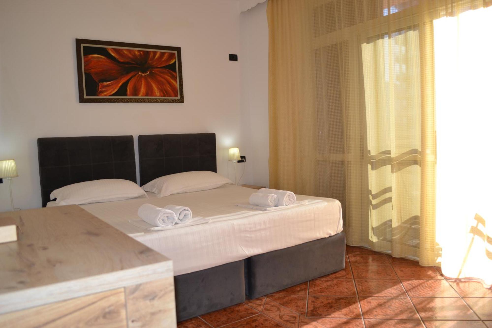 Central 5 Bedrooms Apartment Partial Seaview Вльора Екстер'єр фото