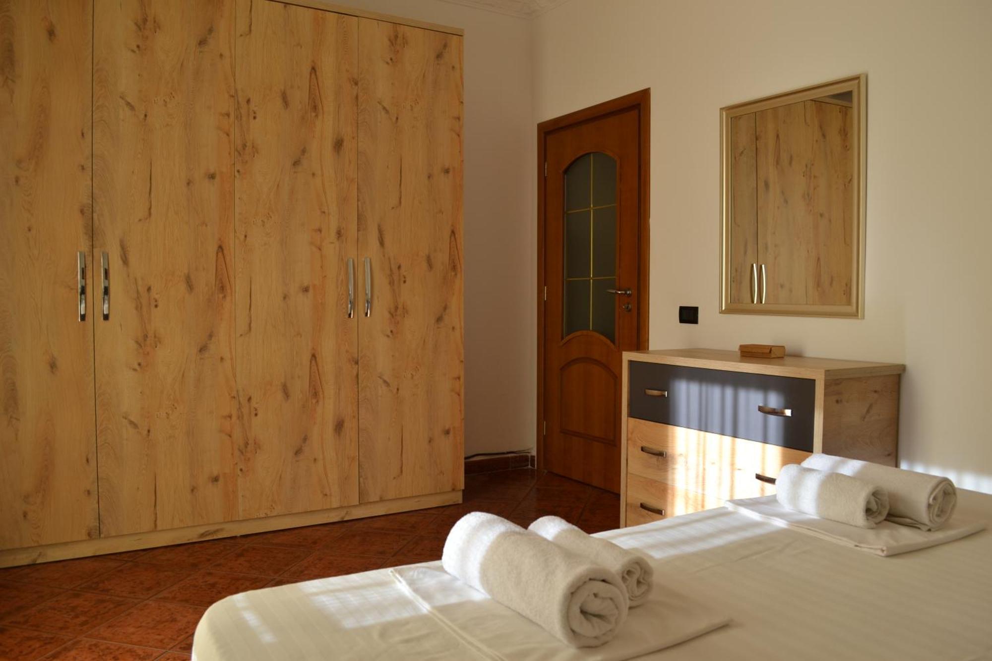Central 5 Bedrooms Apartment Partial Seaview Вльора Екстер'єр фото