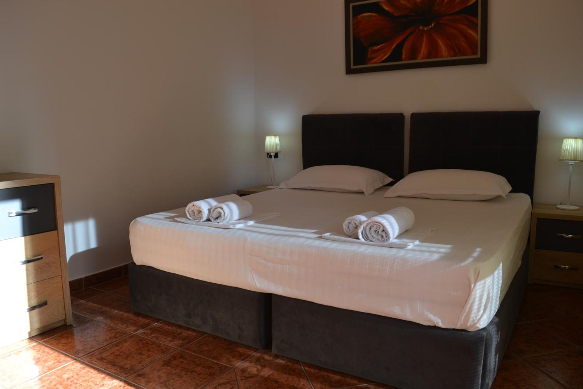Central 5 Bedrooms Apartment Partial Seaview Вльора Екстер'єр фото