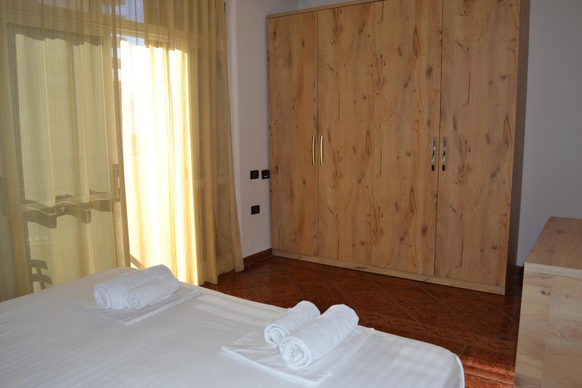 Central 5 Bedrooms Apartment Partial Seaview Вльора Екстер'єр фото