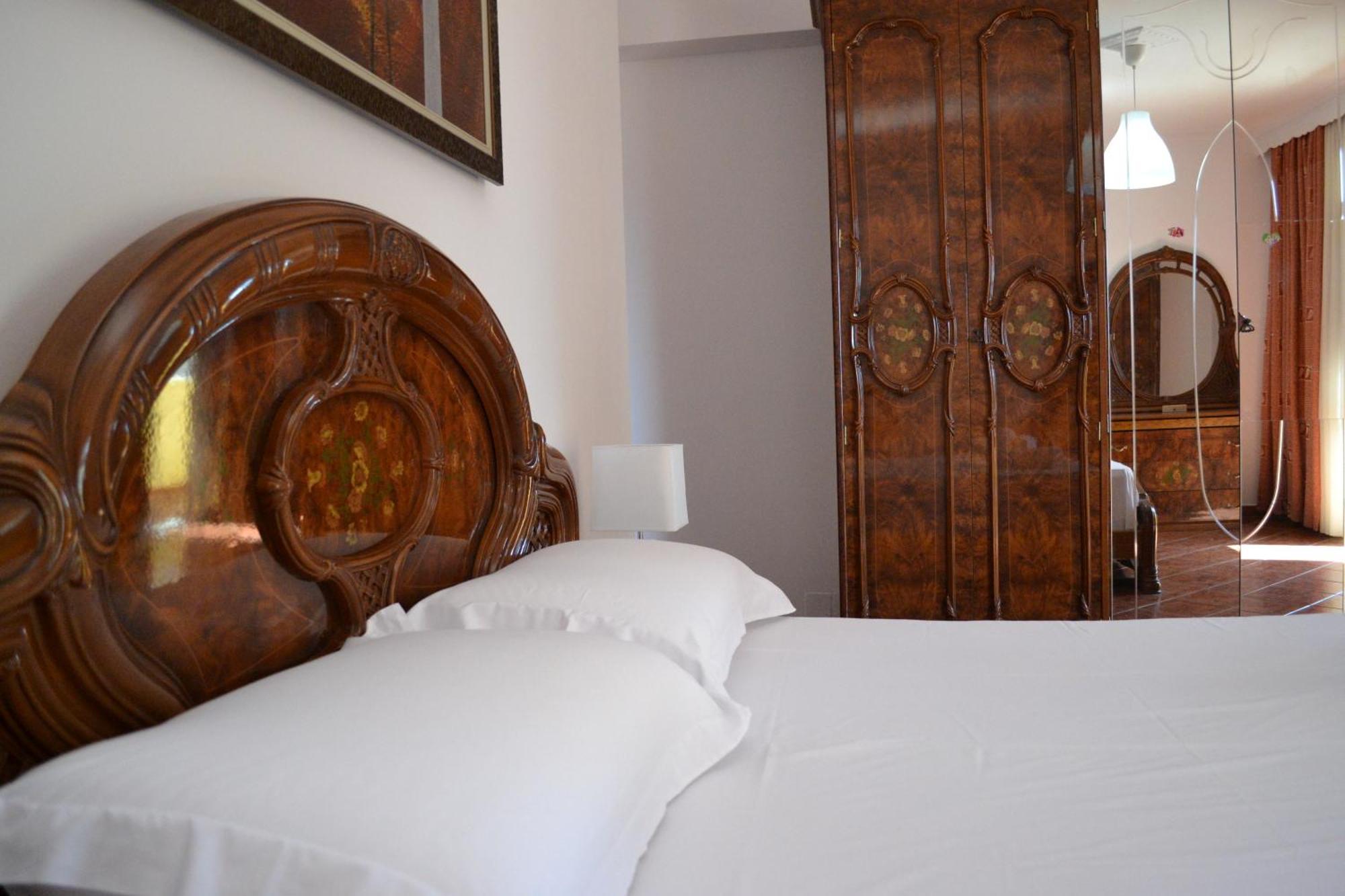 Central 5 Bedrooms Apartment Partial Seaview Вльора Екстер'єр фото