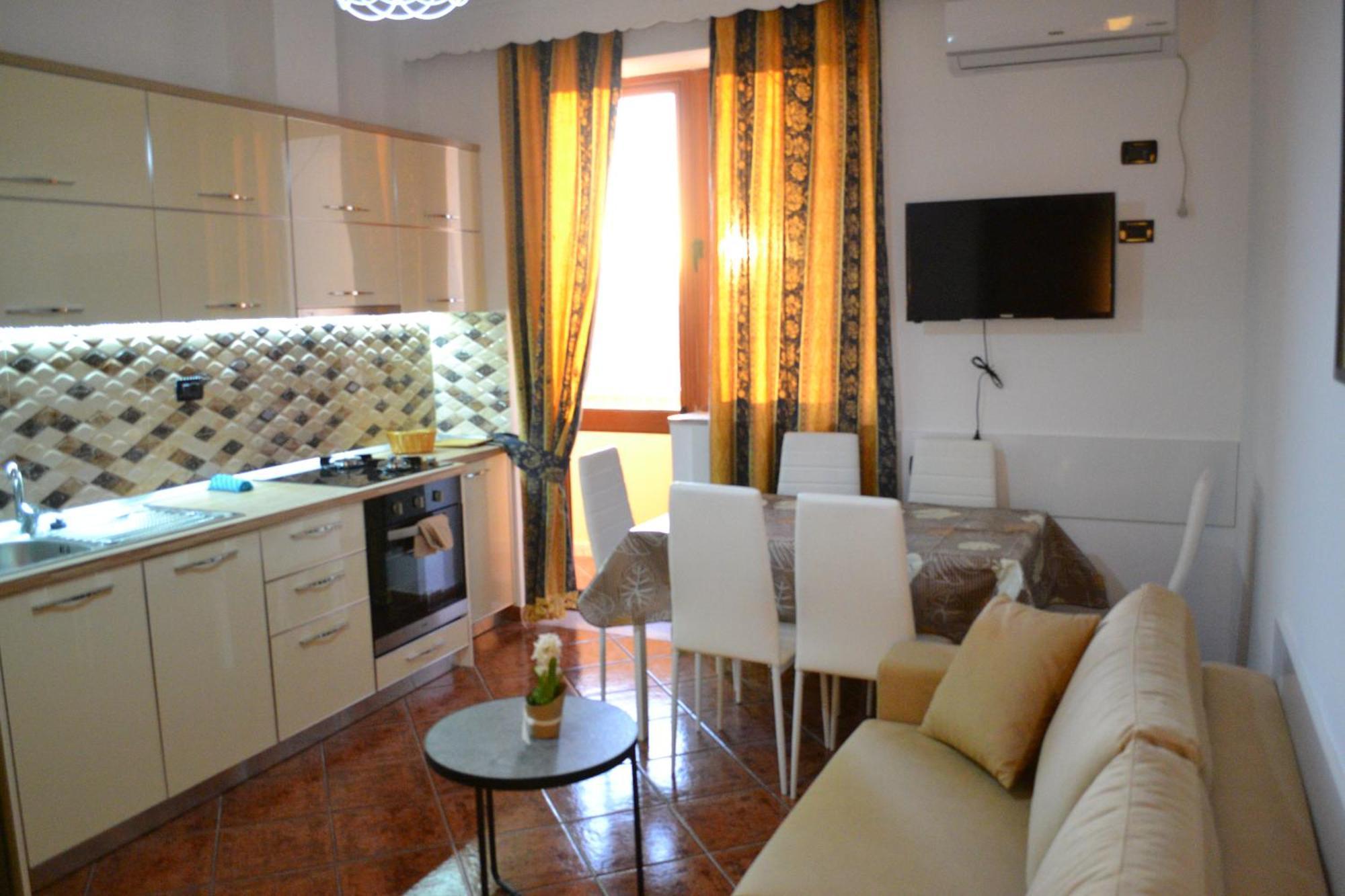 Central 5 Bedrooms Apartment Partial Seaview Вльора Екстер'єр фото